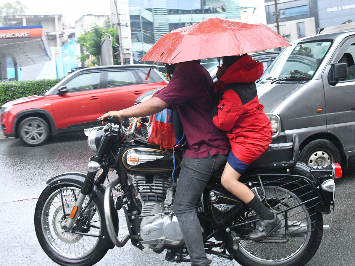 Hyderabad: Heavy Rain lashes in Various places of City Photos5