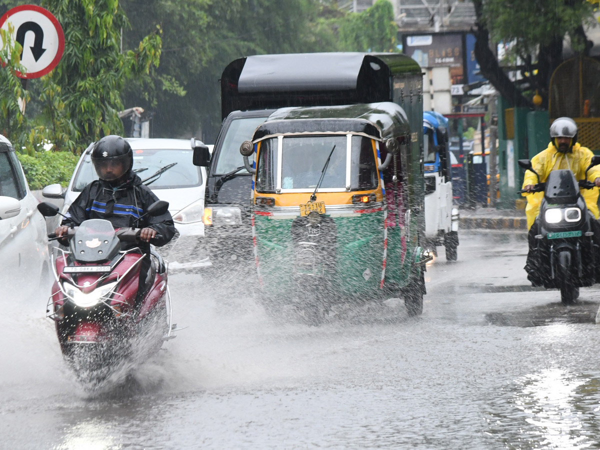 Hyderabad: Heavy Rain lashes in Various places of City Photos32