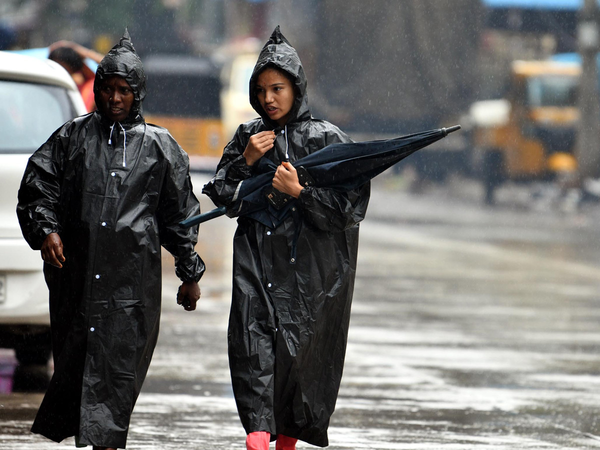 Hyderabad: Heavy Rain lashes in Various places of City Photos33
