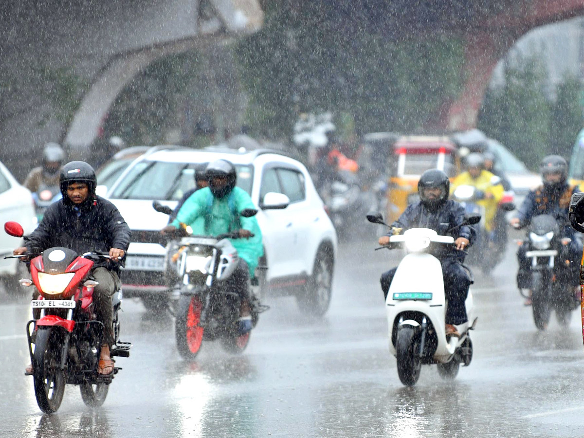 Hyderabad: Heavy Rain lashes in Various places of City Photos6