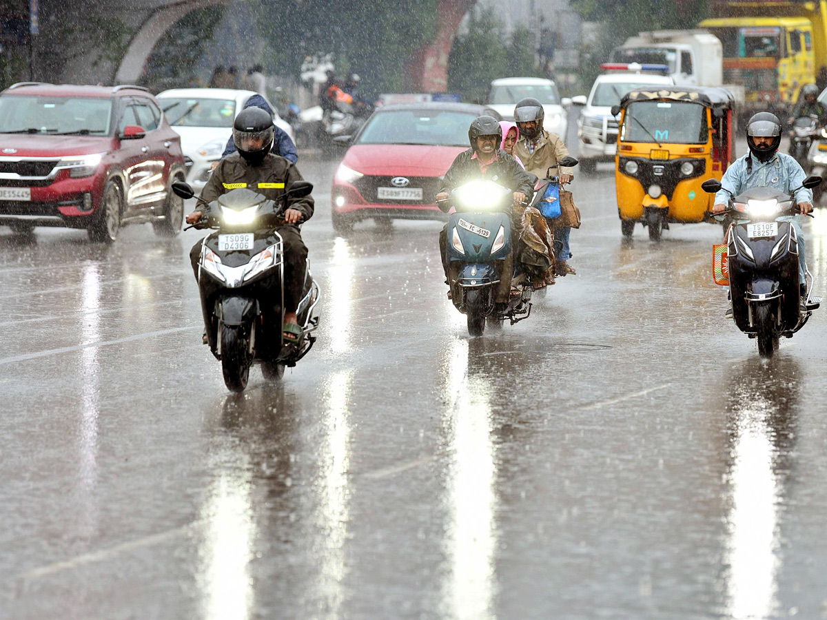 Hyderabad: Heavy Rain lashes in Various places of City Photos7