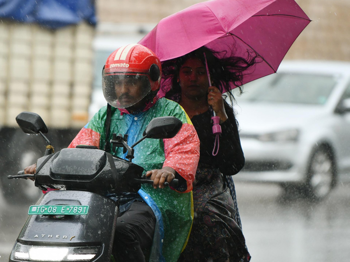 Hyderabad: Heavy Rain lashes in Various places of City Photos8