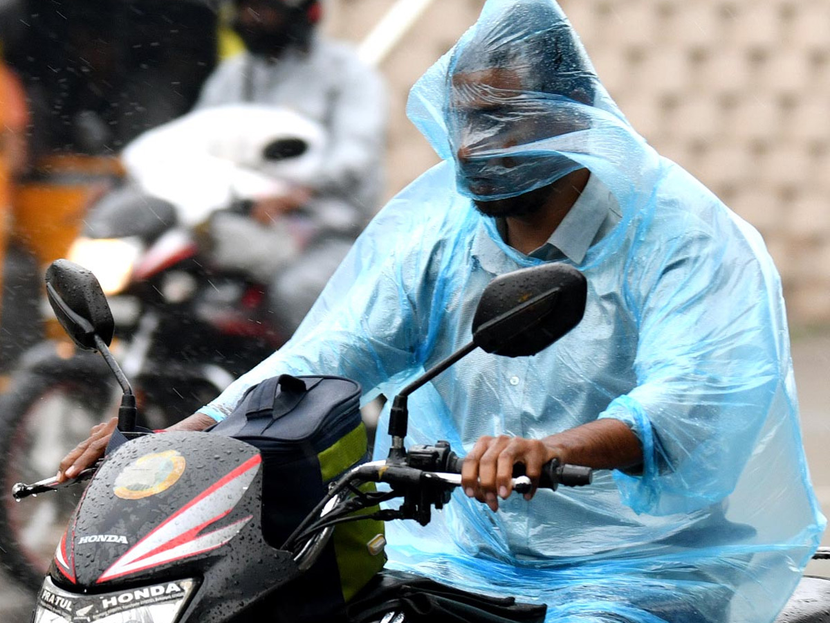 Hyderabad: Heavy Rain lashes in Various places of City Photos9