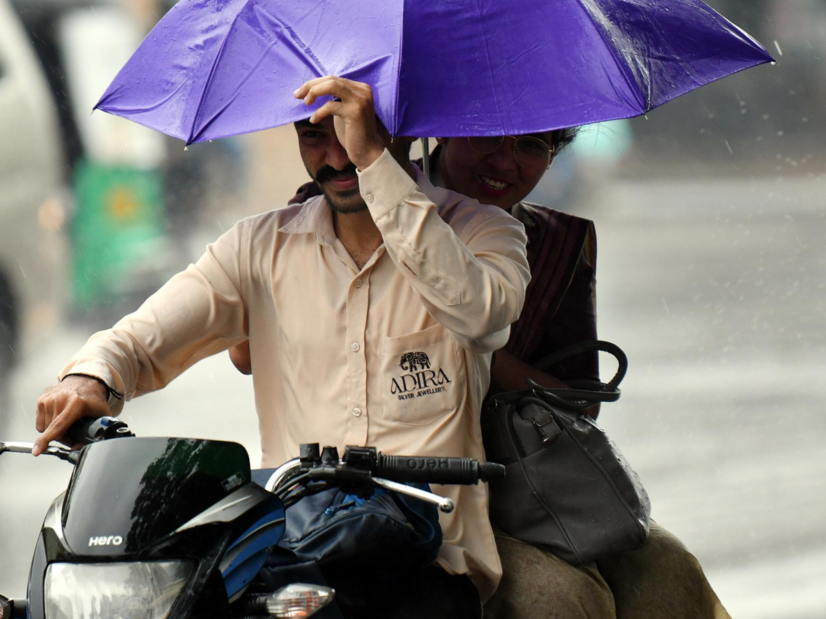 Hyderabad: Heavy Rain lashes in Various places of City Photos10