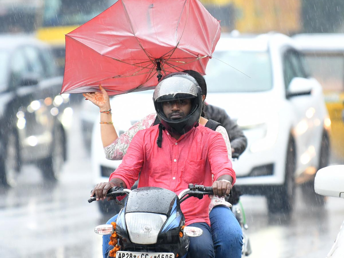 Hyderabad: Heavy Rain lashes in Various places of City Photos11