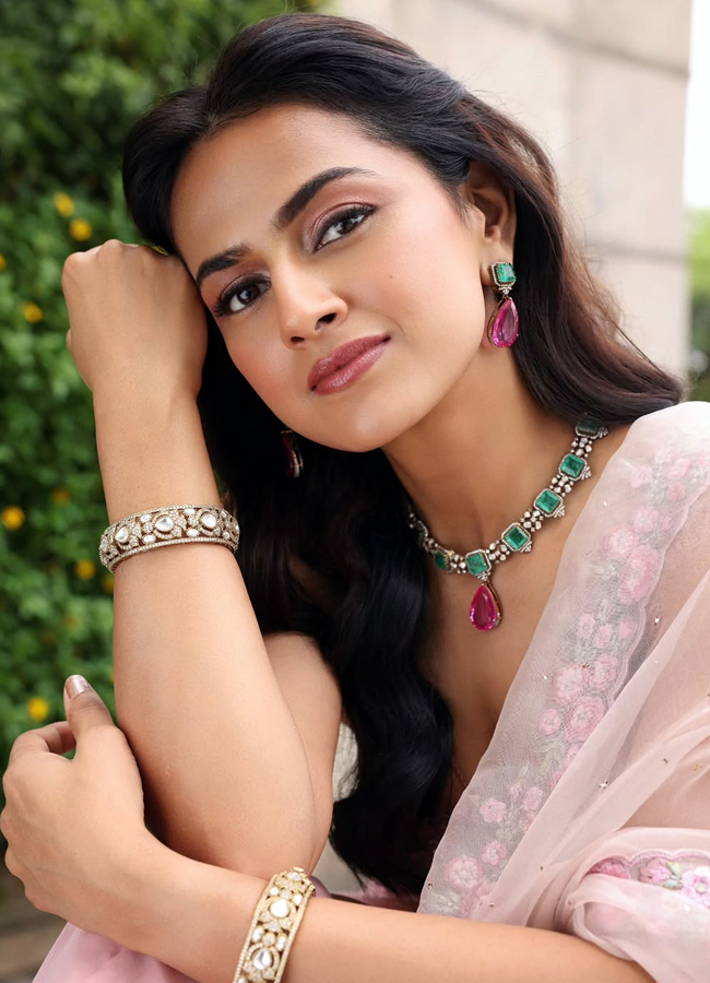 Jersey movie beauty shraddha srinath posing cutely (Photos)2