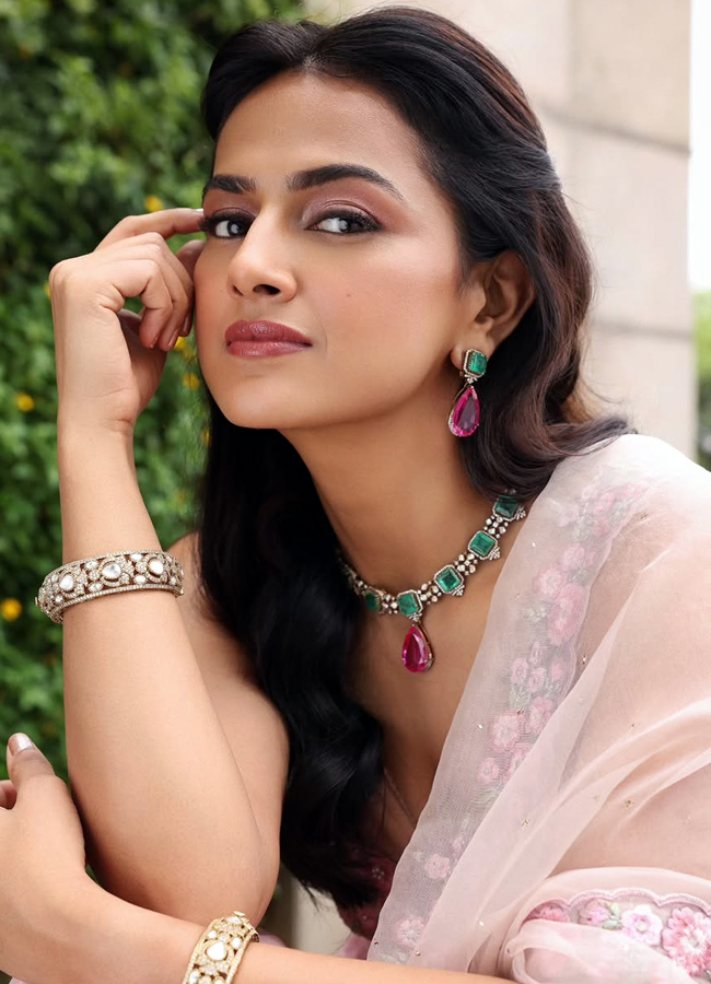 Jersey movie beauty shraddha srinath posing cutely (Photos)7
