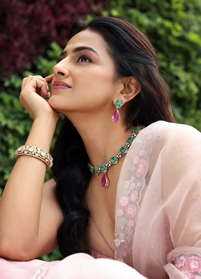 Jersey movie beauty shraddha srinath posing cutely (Photos)9