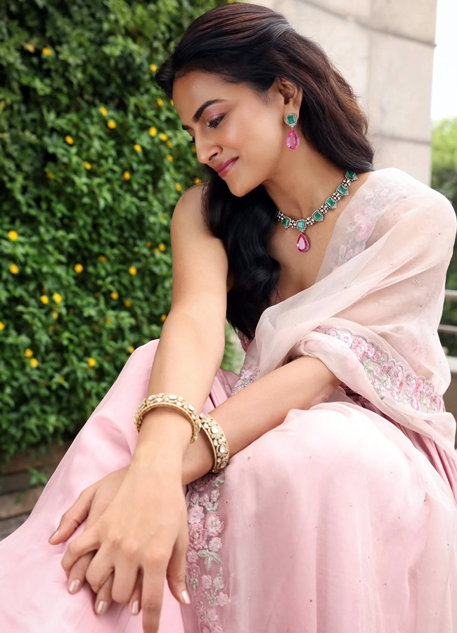 Jersey movie beauty shraddha srinath posing cutely (Photos)10