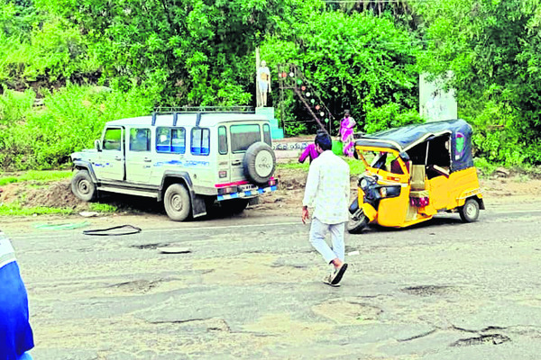 టేకు దుంగలు స్వాధీనం 1