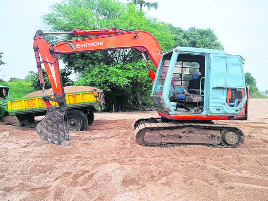 ఇసుక ట్రాక్టర్లను పట్టుకున్న సబ్ కలెక్టర్ 1