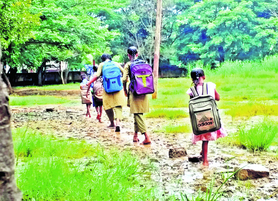 బురదమయంగా పాఠశాల ఆవరణ 1