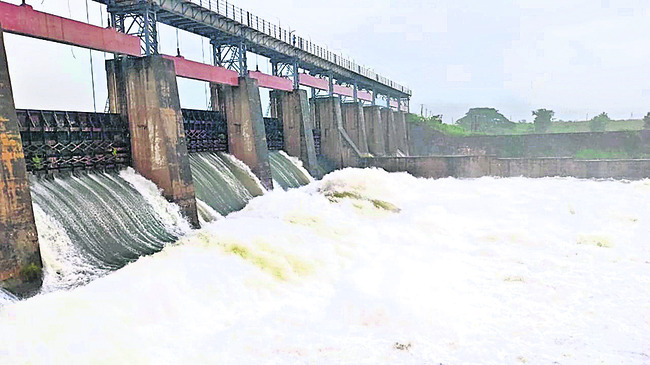 జలాశయాలకు వరద తాకిడి2