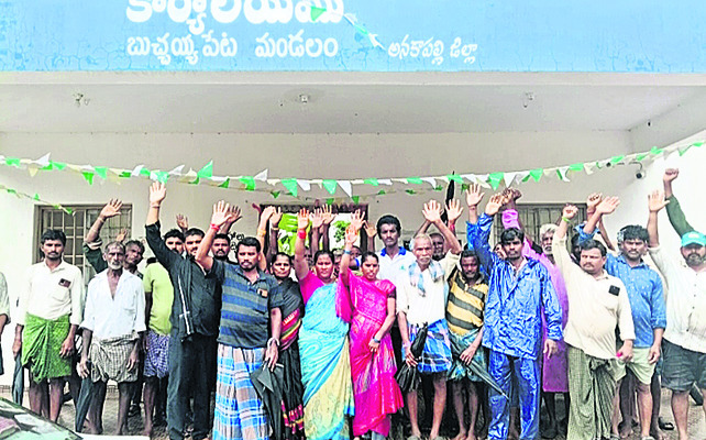 భూ ఆక్రమణలపై తహసీల్దార్ కార్యాలయం ముట్టడి 1