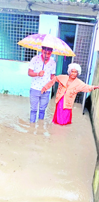 రైల్వే కాలనీలోకి వరద నీరు...
2