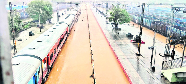  డోర్నకల్‌ రైల్వే స్టేషన్‌..జలదిగ్బంధం1