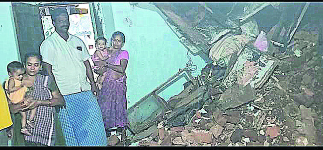 కూలిన ఇంటి గోడ1