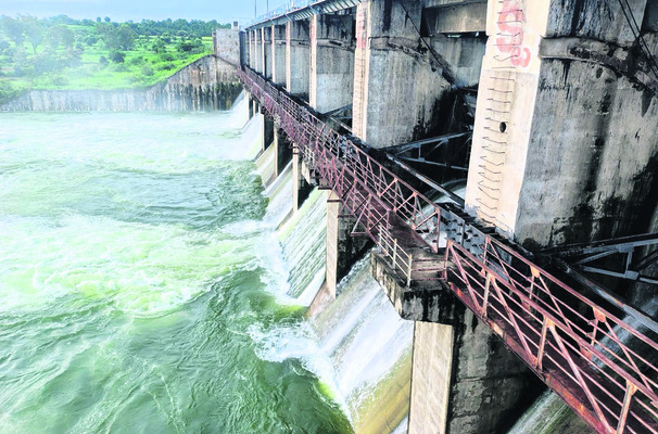 నిజాంసాగర్నుంచి నీటి విడుదల1