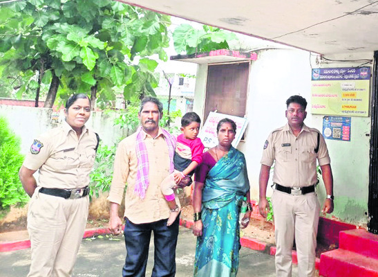 తప్పిపోయిన చిన్నారుల అప్పగింత 1