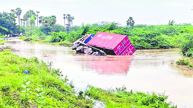 శ్రీశైలం ఘాట్లో విరిగిపడిన కొండచరియలు 
1