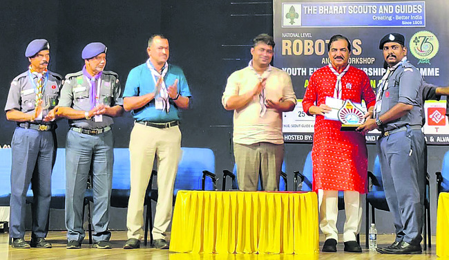 యూనిట్‌ లీడర్‌కు ఉత్తమ పురస్కారం1