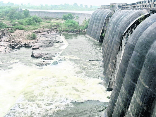 తెరుచుకున్న జలాశయాల గేట్లు.. 1