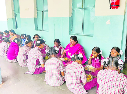 ఏడుపాయల ఆలయం మూసివేత 
2