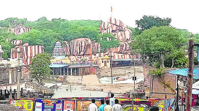 ఏడుపాయల ఆలయం మూసివేత 
1