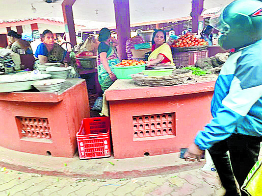 తుపాను దెబ్బతో కూరగాయల కొరత 1