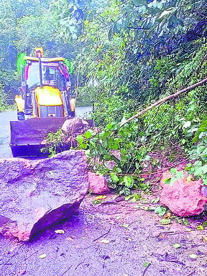 స్తంభించిన రాకపోకలు 3