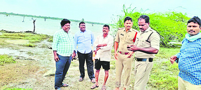 రోడ్డుపై విరిగి పడ్డ బండరాయి 
1