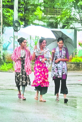 రోజంతా కురిసిన చిరు జల్లులు 1