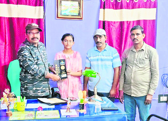 విద్యార్థులకు ప్రతిభా పురస్కారాలు1