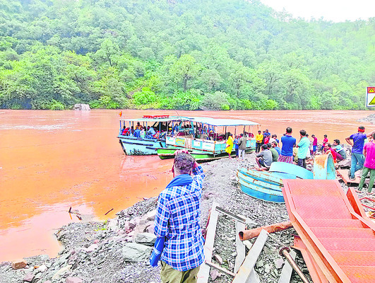 వెలిగొండ సొరంగాల్లోకి వరద నీరు 1