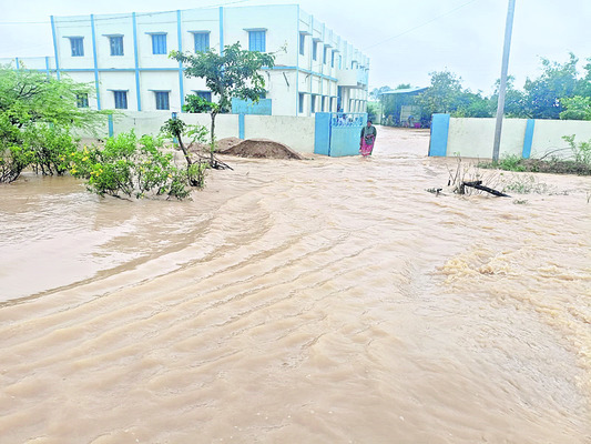 ‘మోంథా’తో ఆగమాగం1