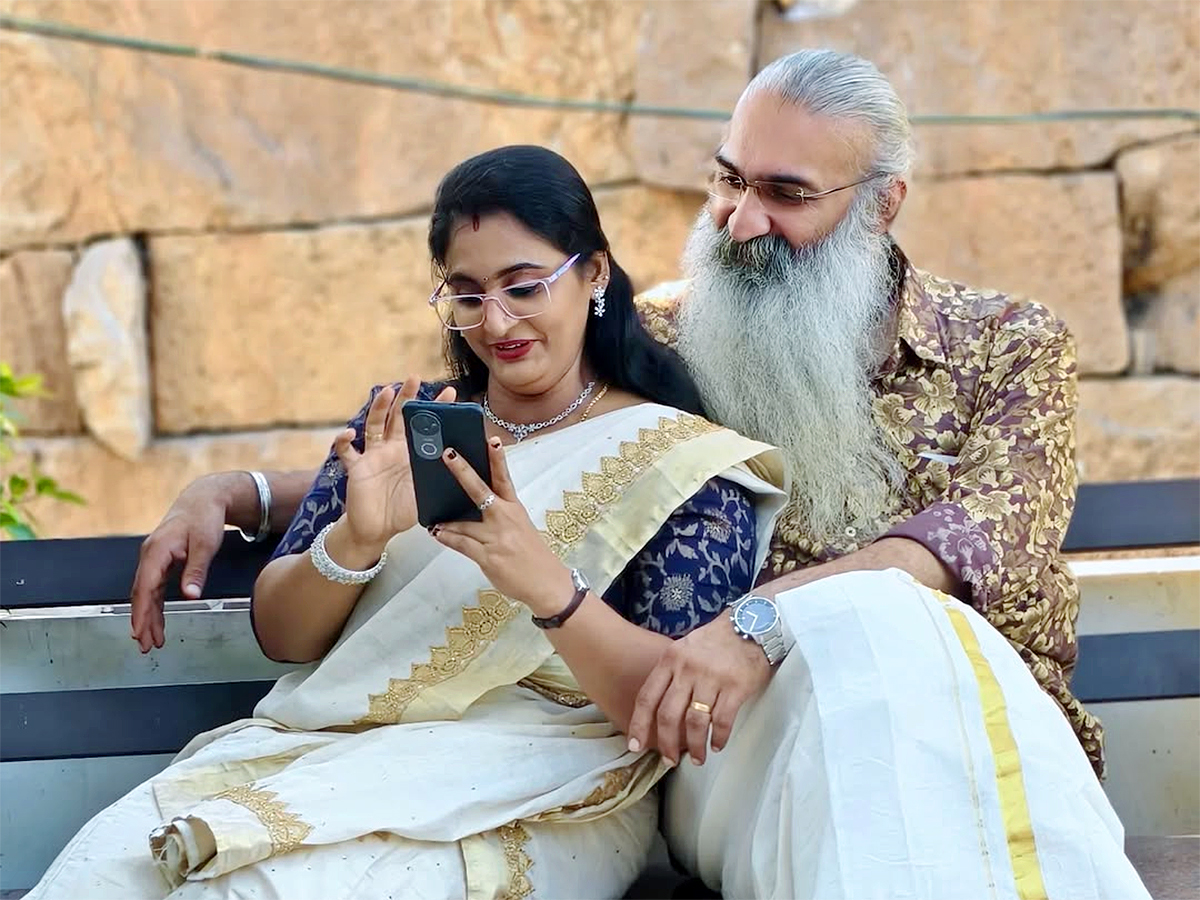 Kris Venugopal and Divya Sreedhar Wedding Anniversary Pics1