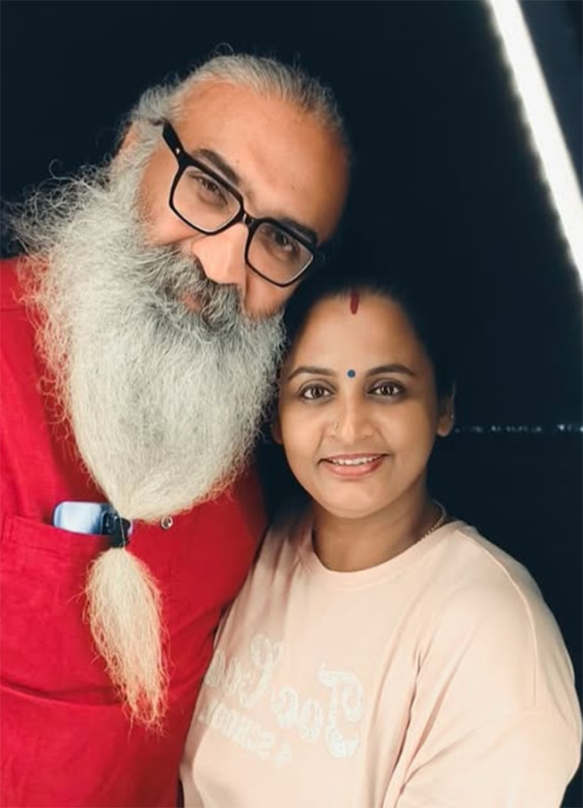 Kris Venugopal and Divya Sreedhar Wedding Anniversary Pics6