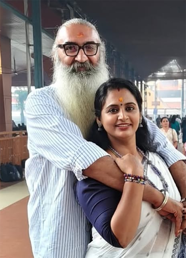 Kris Venugopal and Divya Sreedhar Wedding Anniversary Pics8