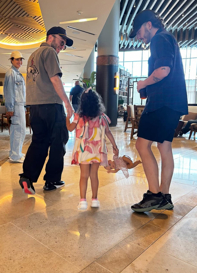 Priyanka Chopra had a fun time with her husband and daughter (Photos)12