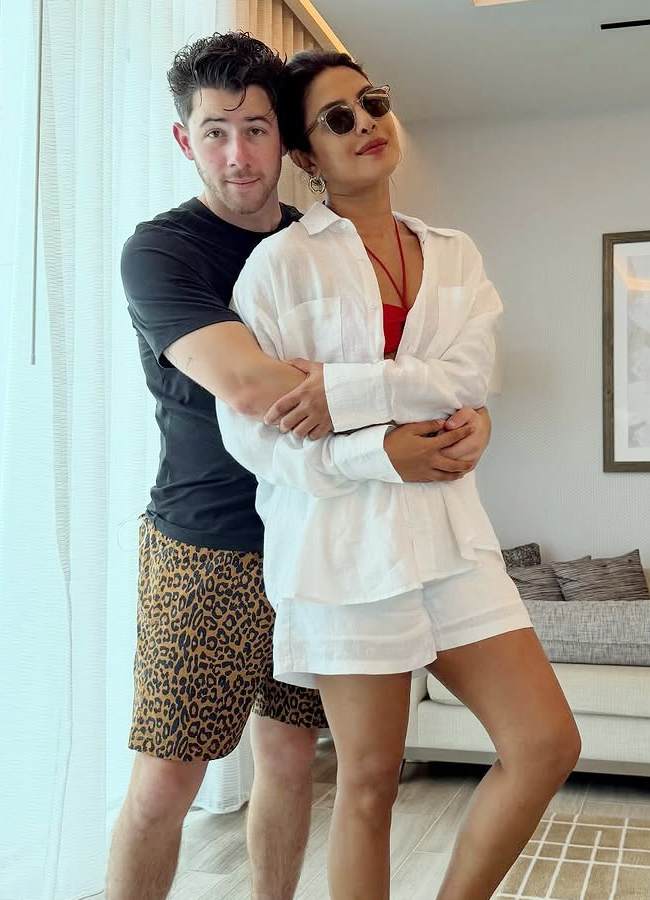 Priyanka Chopra had a fun time with her husband and daughter (Photos)14