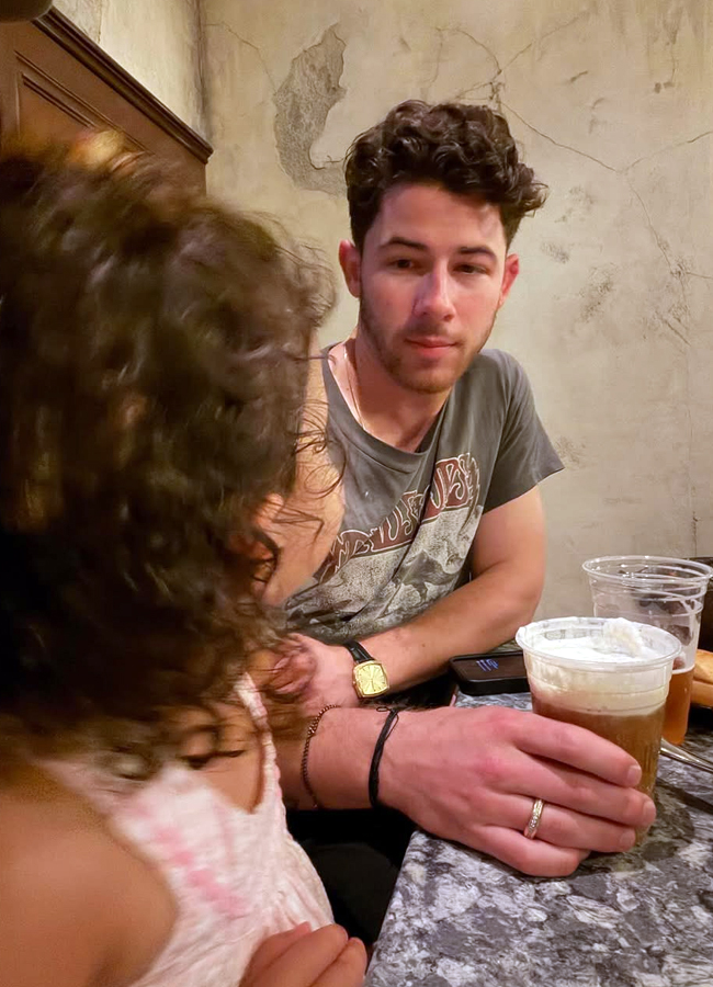 Priyanka Chopra had a fun time with her husband and daughter (Photos)10