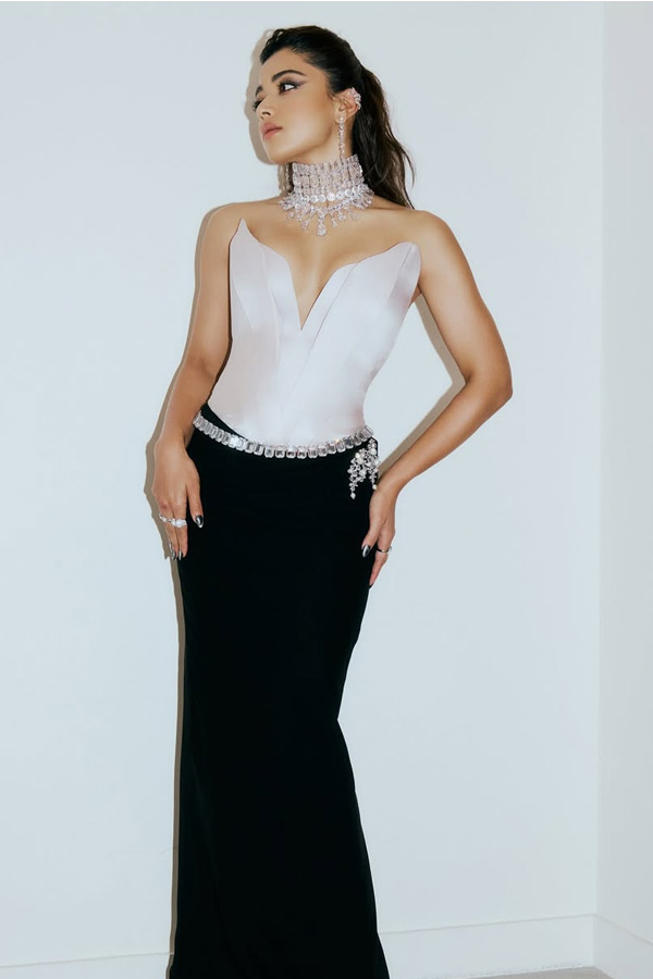 Rashmika Mandanna Slays The Fashion Game In A White Corset Top Photos2