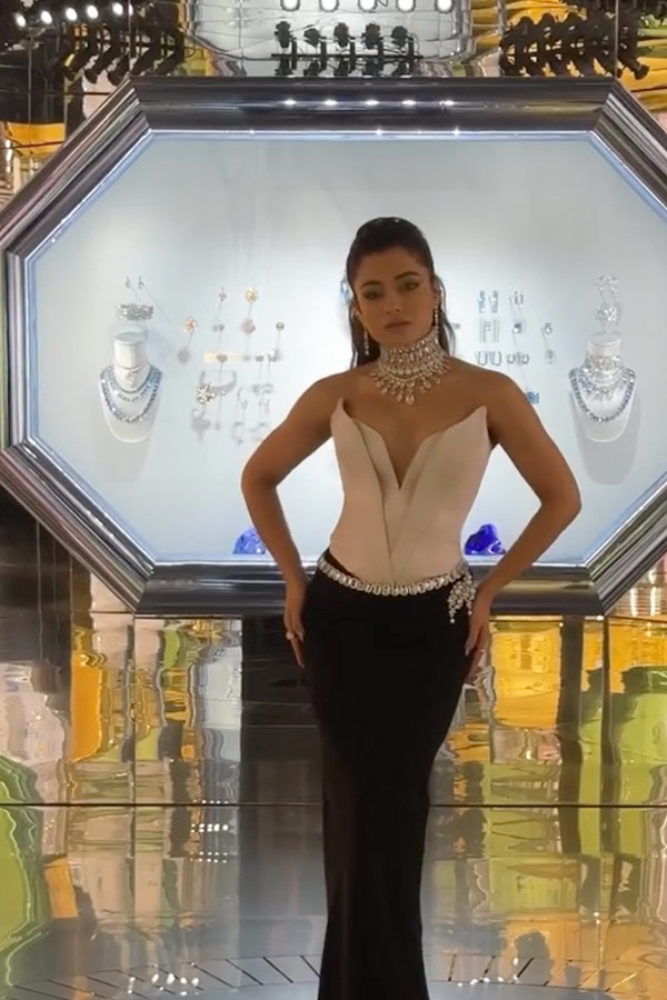 Rashmika Mandanna Slays The Fashion Game In A White Corset Top Photos4