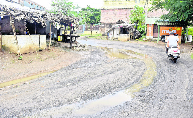 అడుగుకో గుంత.. రాకపోకలకు చింత 1