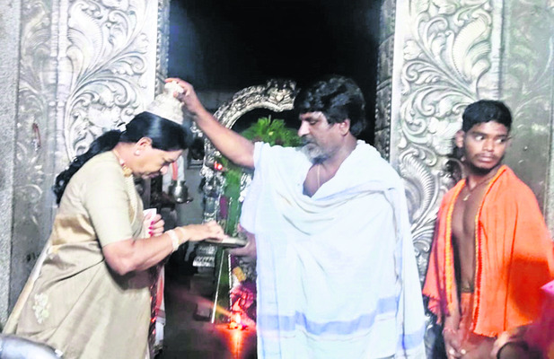 బీచుపల్లి ఆలయంలో  ఎంపీ ప్రత్యేక పూజలు  
1