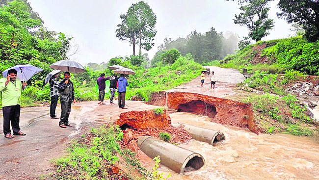 పొంగిన వాగులు.. నిలిచిన రాకపోకలు 1