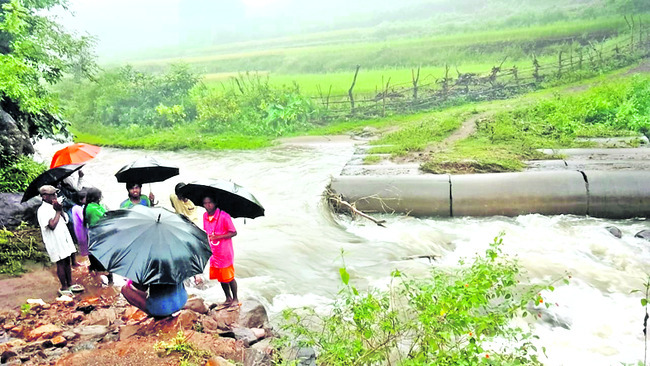 పొంగిన వాగులు.. నిలిచిన రాకపోకలు 2