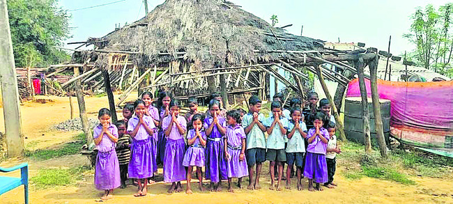 ● ఈ షెడ్డులో చదువుకోలేం 1