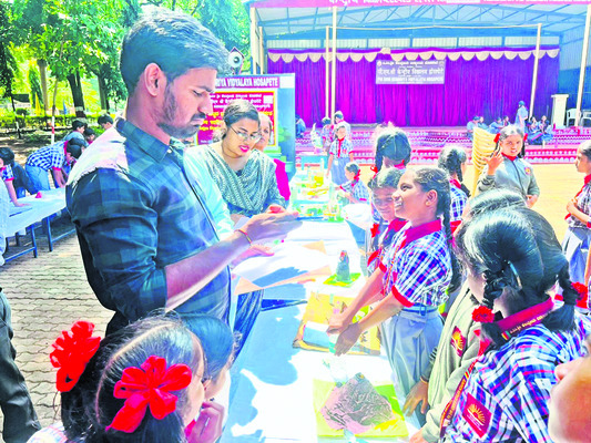 ఆకట్టుకున్న సైన్స్ ఎగ్జిబిషన్ 2