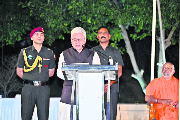 పిలాయిపల్లిలో గవర్నర్1